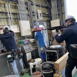 電気工事作業風景
